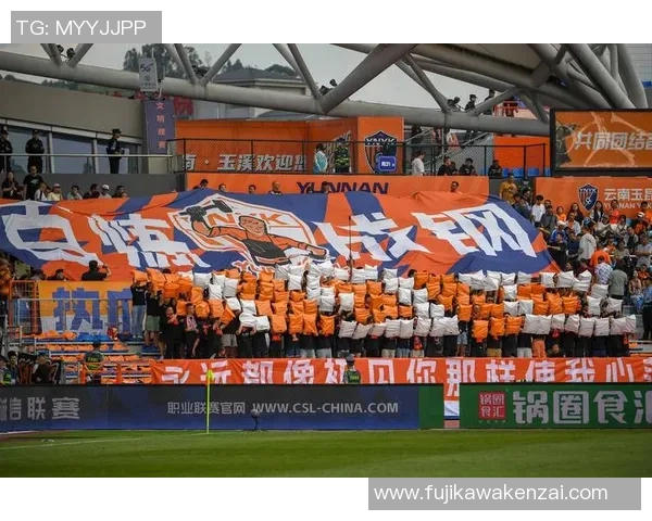 球迷偶遇足球巨星街头合影瞬间引发热议回忆起经典比赛时刻 球迷偶遇足球巨星街头合影瞬间引发热议回忆起经典比赛时刻